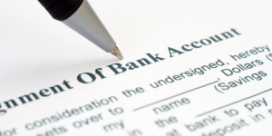 Pen filling out a bank account application form for international students in Türkiye.